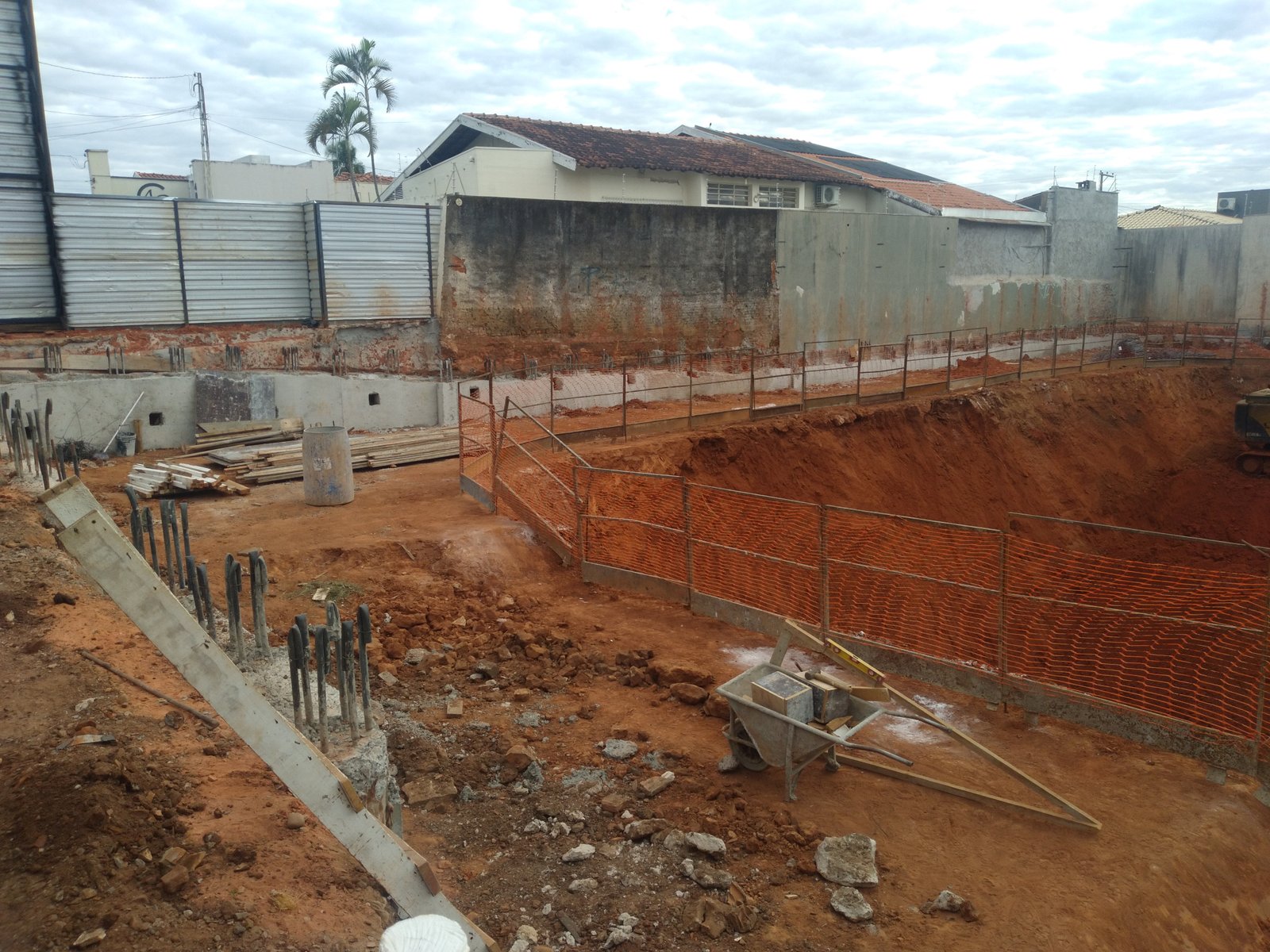 Escavação do terreno com muros de arrimo e contenção