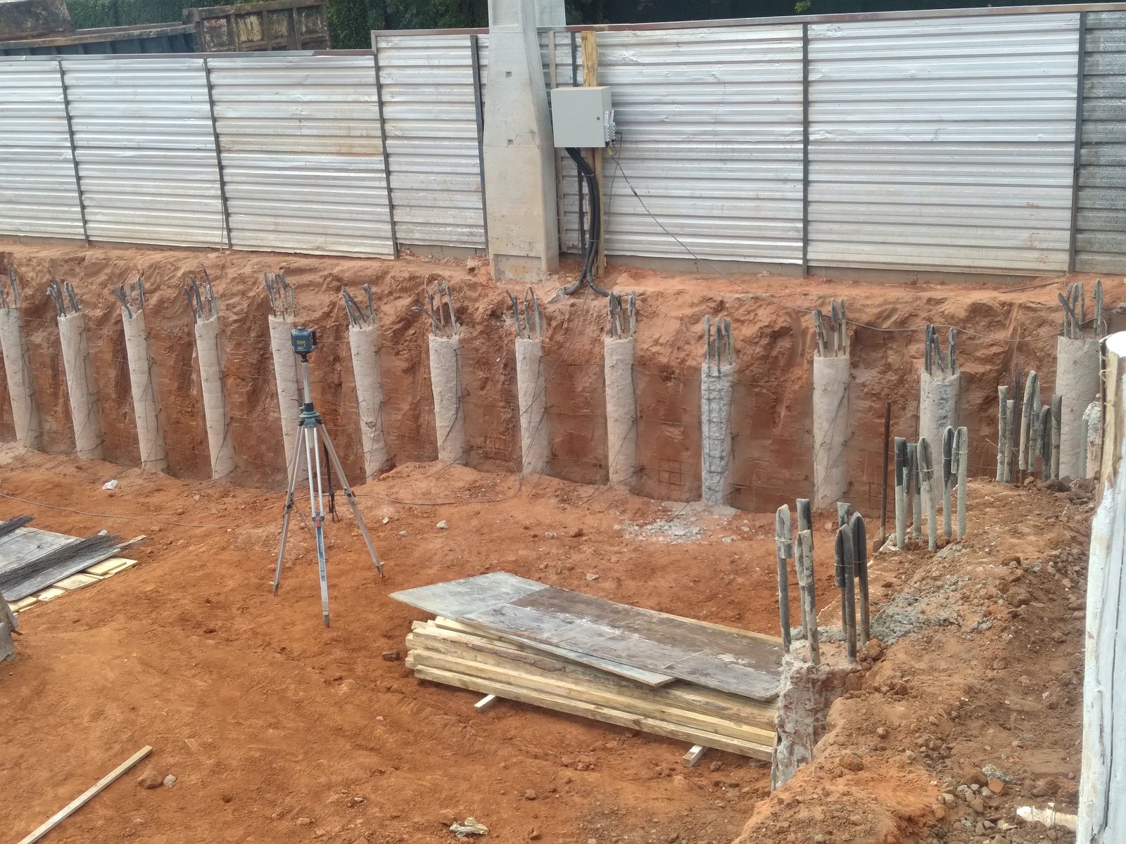 Fileira de estacas de concreto armado com ferragem exposta