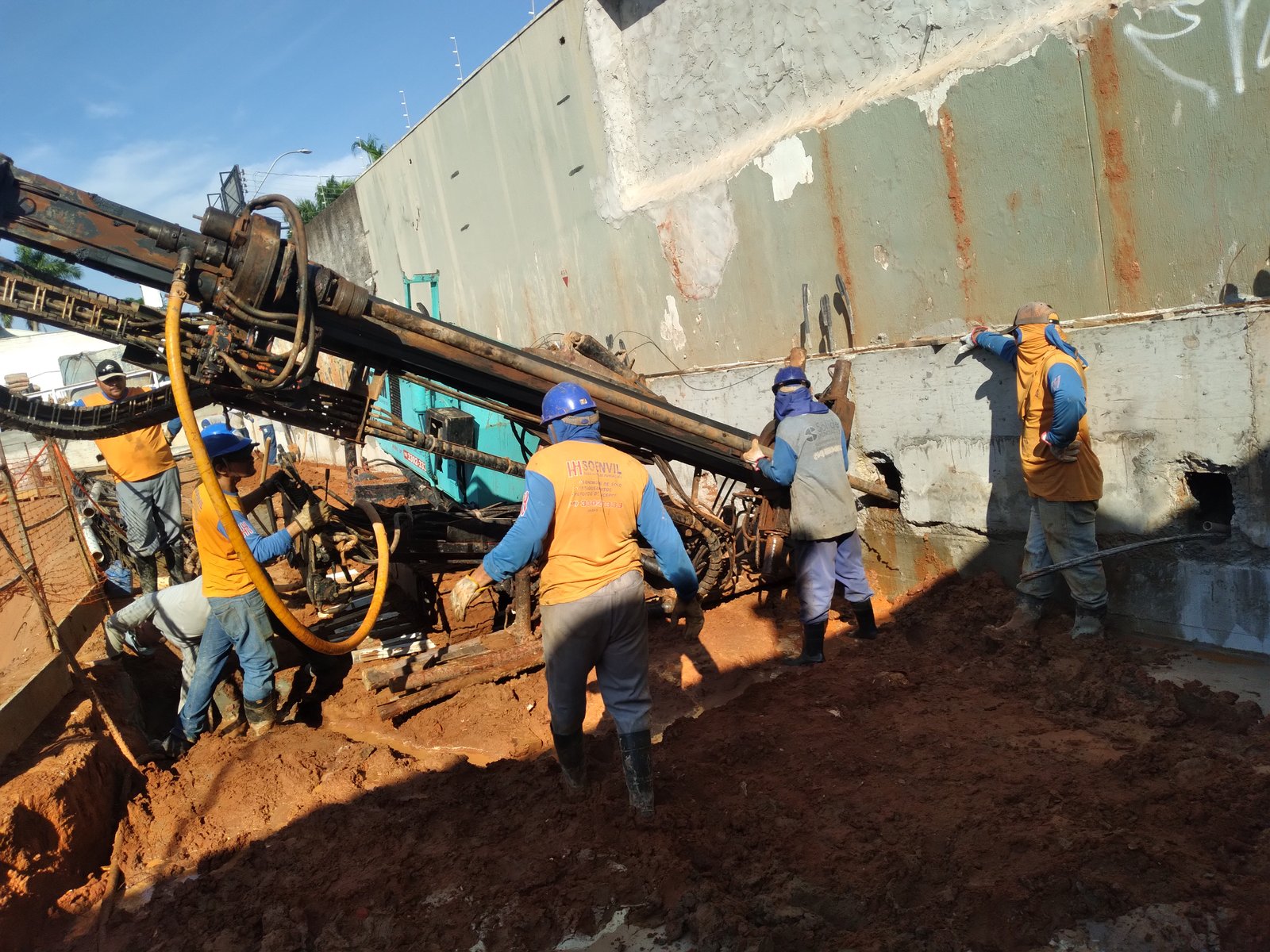 Equipe realizando sondagem de solo e perfuração para estacas