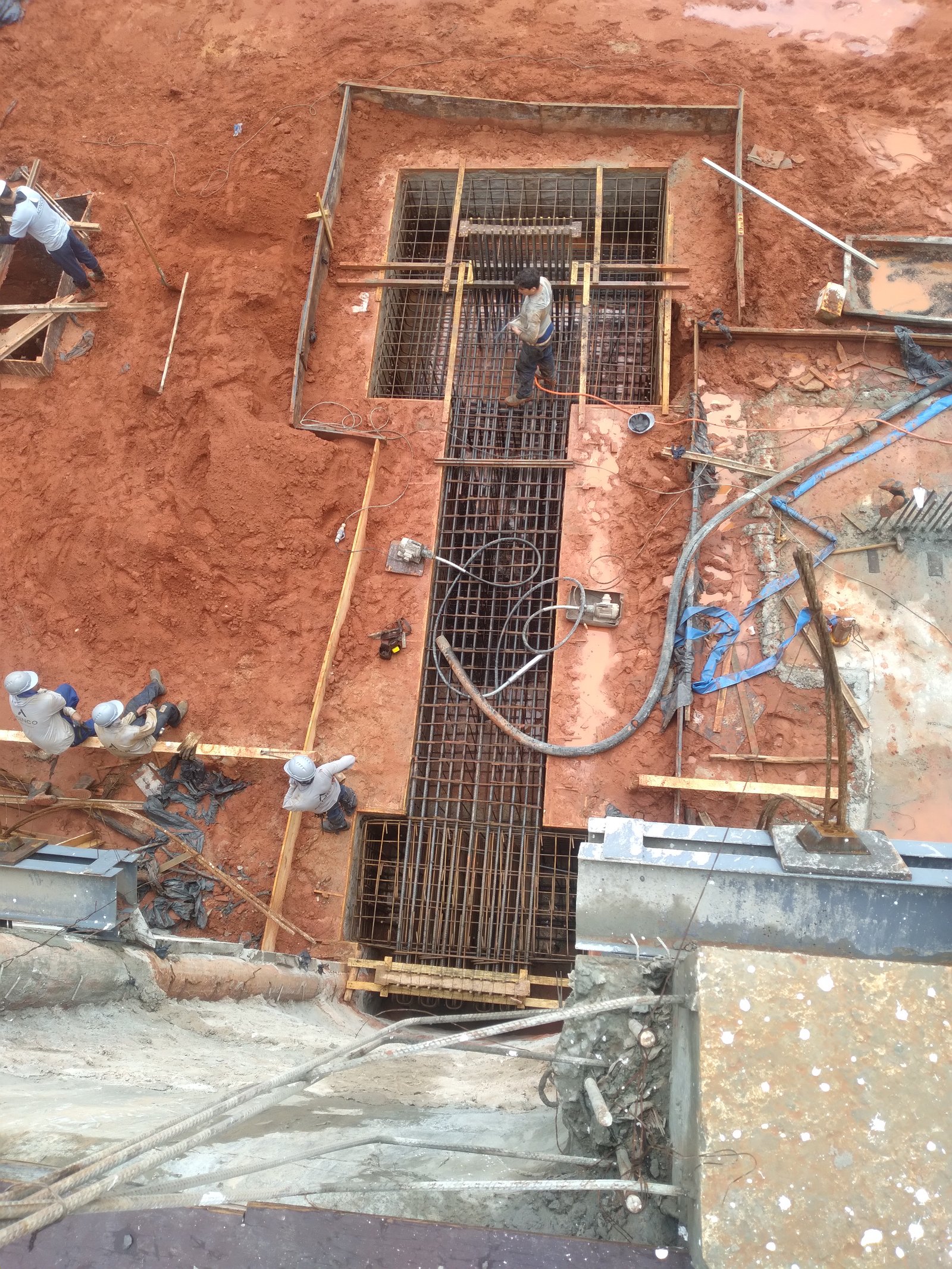 Vista aérea de pilar com armação de ferragem em fase de concretagem