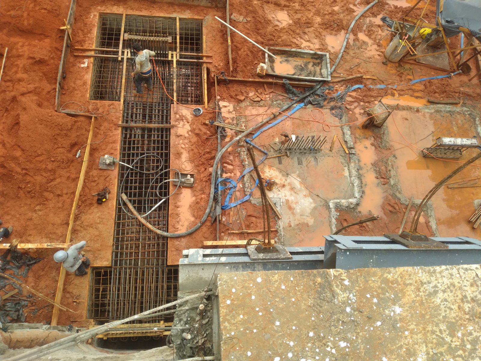 Vista aérea de estrutura em concreto armado com ferragem de pilar
