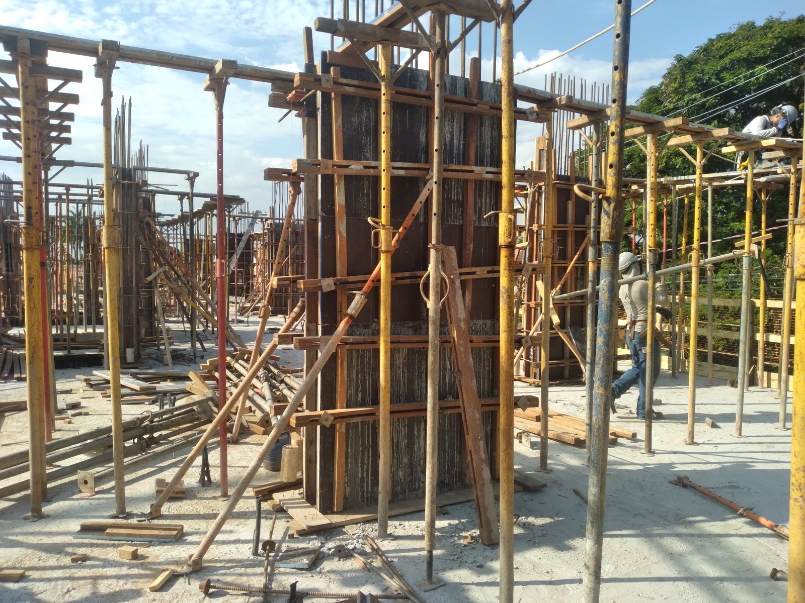 Estrutura de fôrmas e escoramento metálico para pilar em concreto