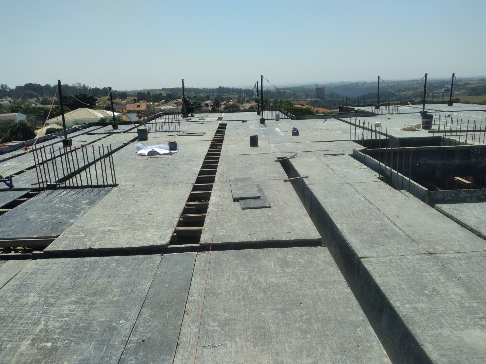 Vista panorâmica da laje em concreto armado com a cidade ao fundo