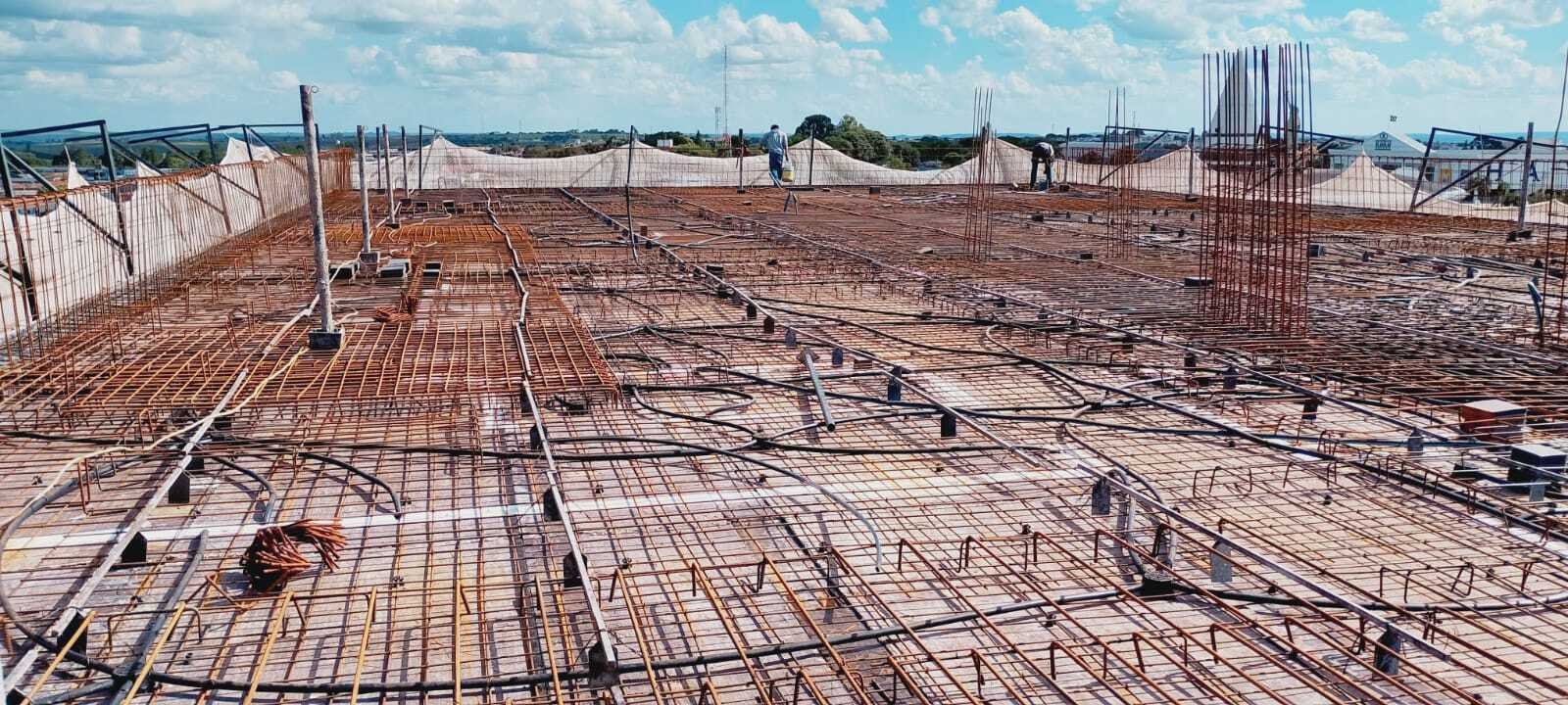 Vista panorâmica da armação da laje com ferragem em fase de montagem