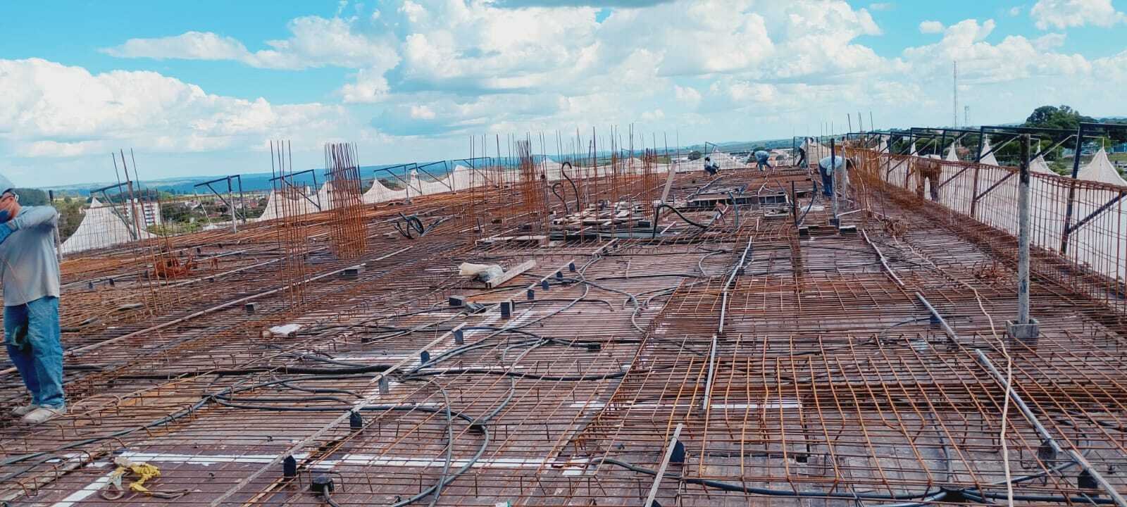 Laje com ferragem montada e pilares em fase de concretagem