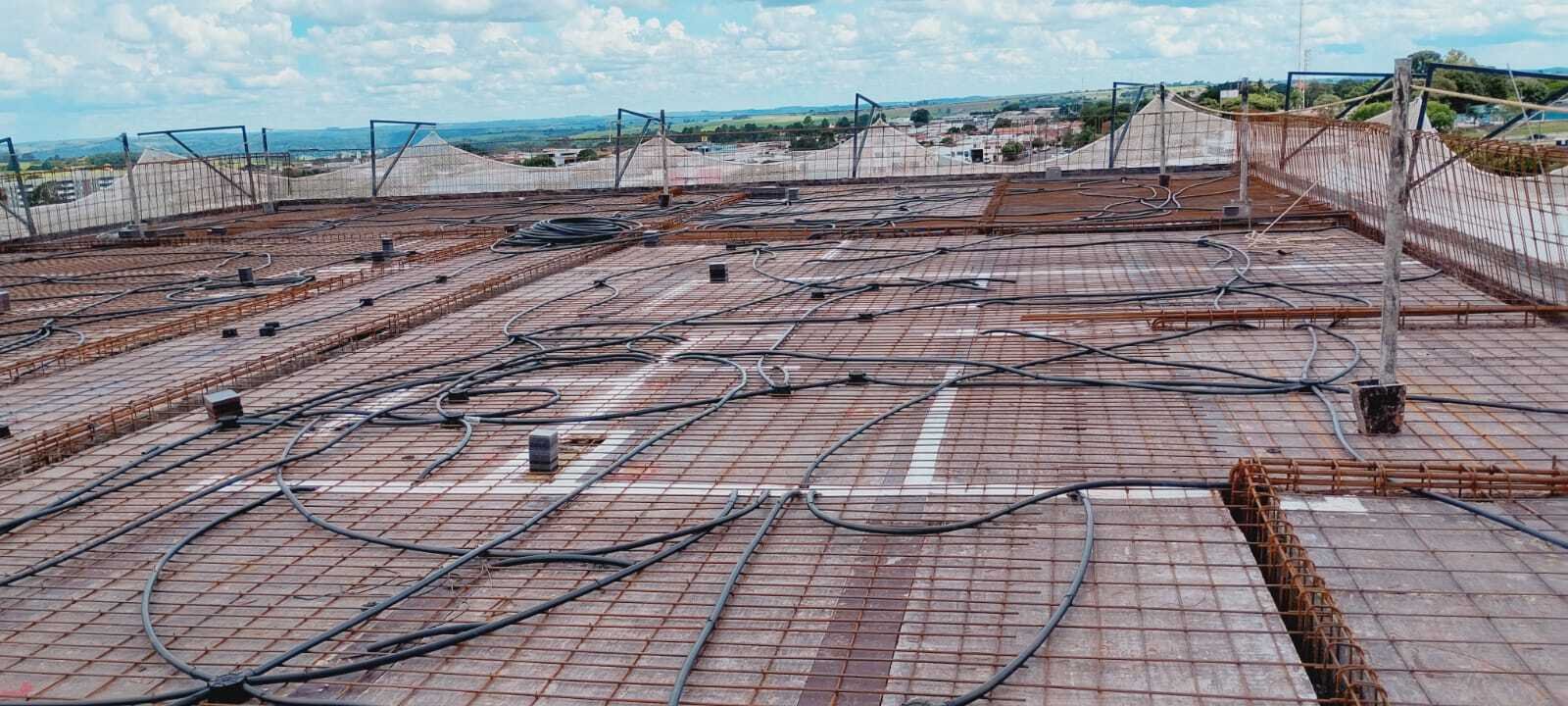 Detalhe da armação da laje com tubulações elétricas embutidas antes da concretagem